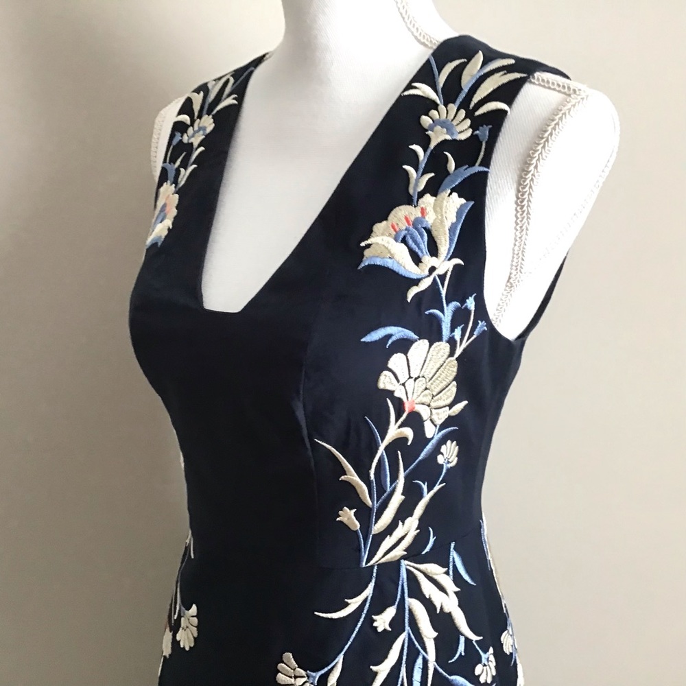 Embroidered Dress ASO Lorelai Gilmore in Gilmore Girls - Picture 10 of 12